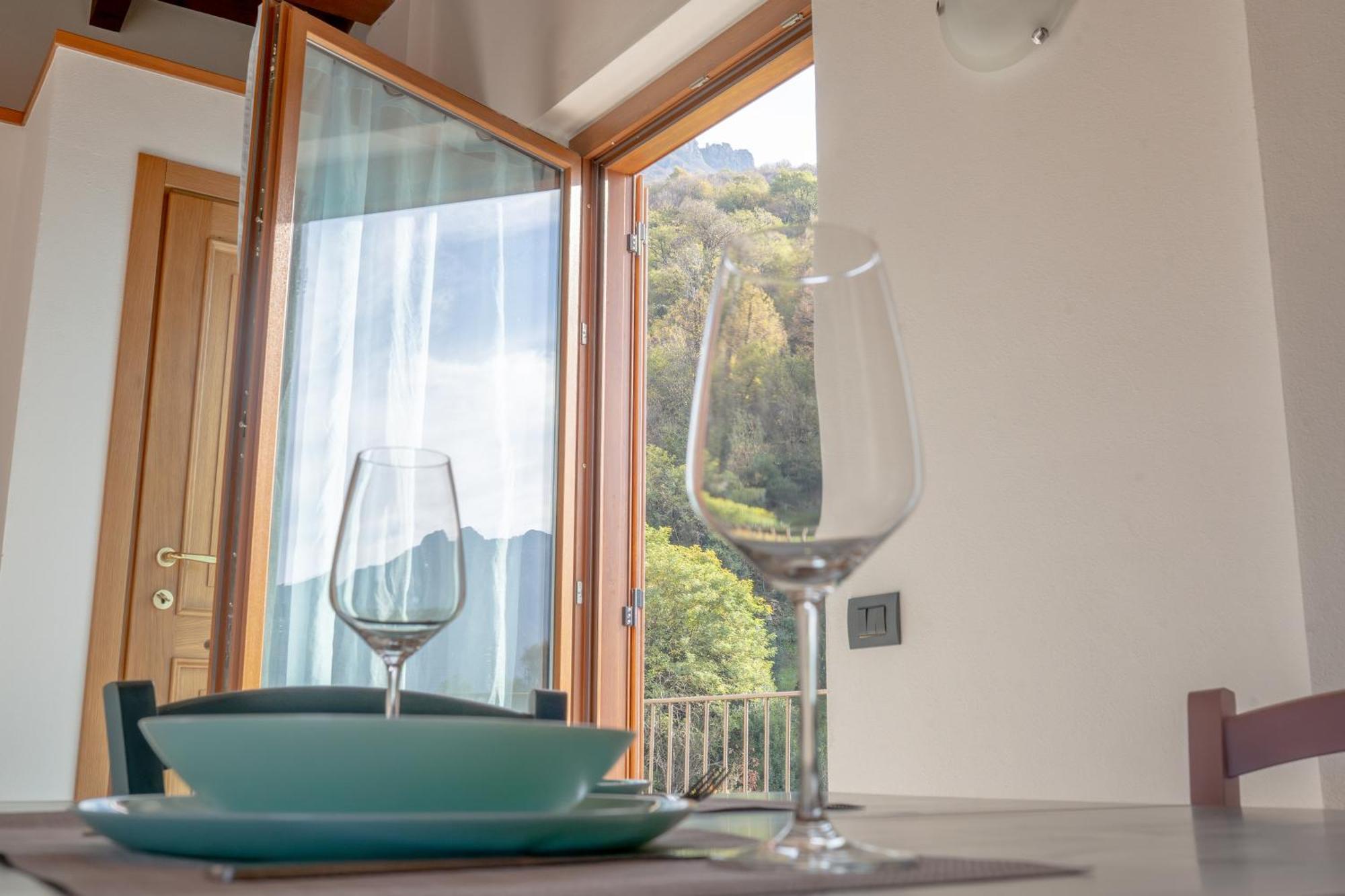Larius Apartment - Como Lake View Mandello del Lario Luaran gambar